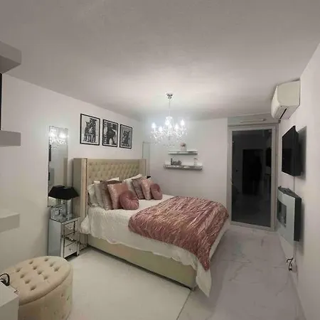 Luxury Apartment *